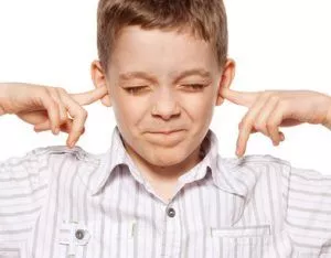 Chłopak zamknął jej uszy