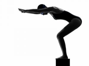 女子比赛游泳者开始剪影