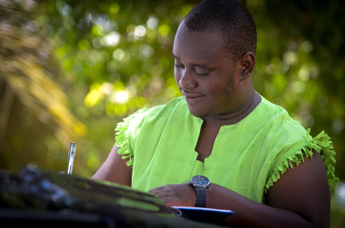 ผู้ชายกำลังเขียนอยู่ข้างนอก