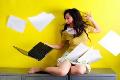 拿着文件的女人 woman with papers