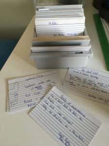 Um close-up de um pedaço de papel