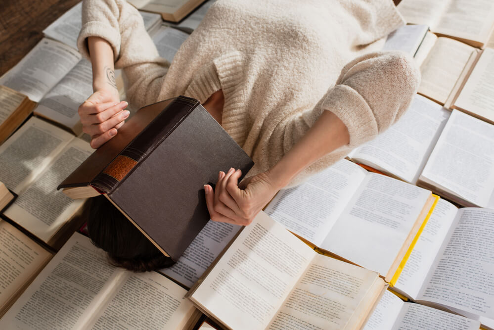 كيف تكتب مقدمة: قرر ما إذا كان كتابك يحتاج إلى مقدمة