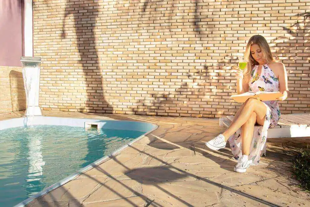 女人在游泳池里看书