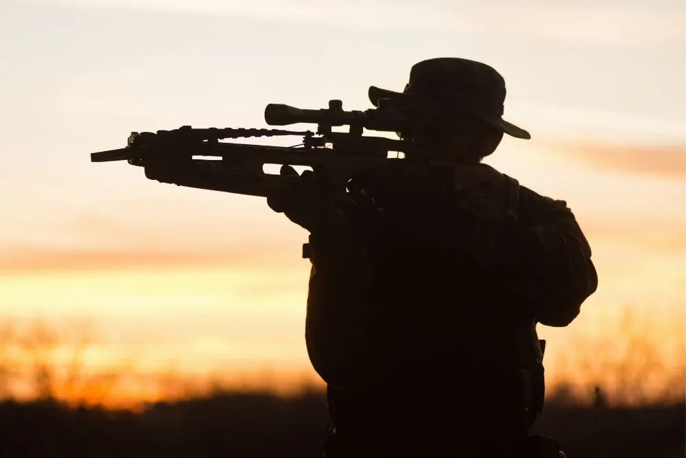 Uomo con la siluetta della balestra