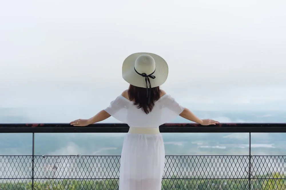 Женщина на балконе