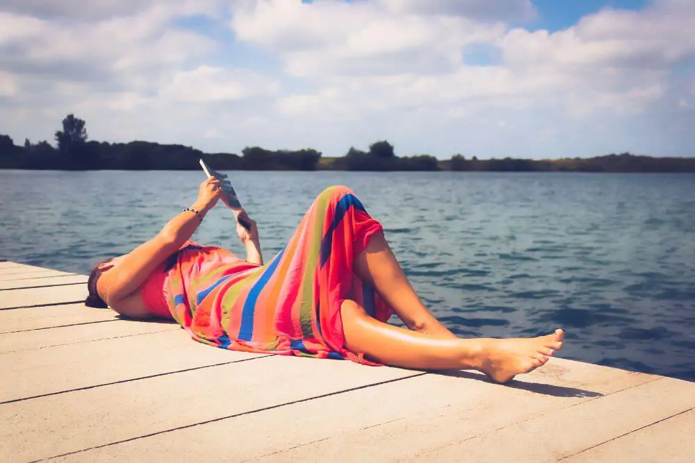 Красивая молодая женщина читает книгу (расслабьтесь, романтика, поэзия, отдых)