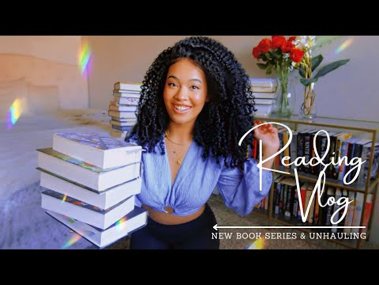 НаяЧитаетИУлыбается