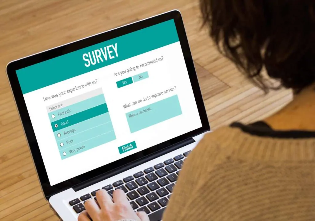 Condurre sondaggi e sondaggi per scoprire le esigenze del pubblico