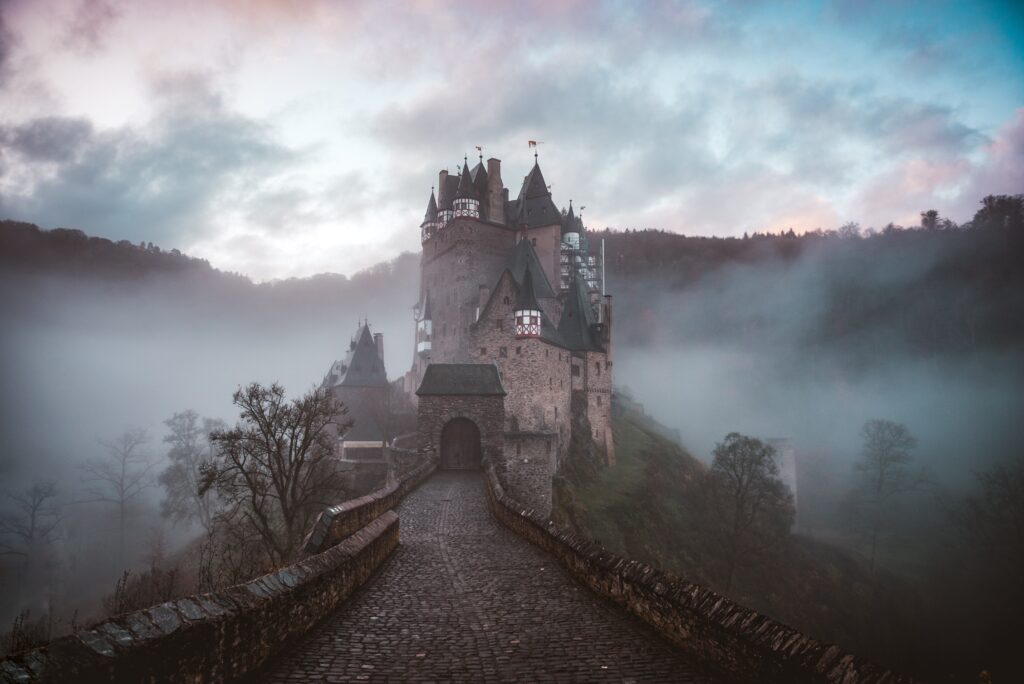 霧に包まれた城